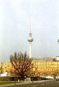 Palast der Republik mit Fernsehturm am Alex