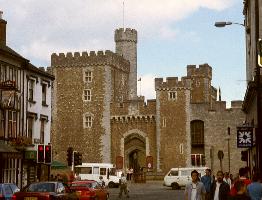 Blick durch die High-Street auf Cardiff Castle