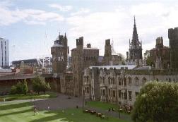 Blick vom Donjon in den Innenhof von Cardiff Castle