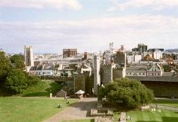 Blick vom Donjon in den Innenhof von Cardiff Castle