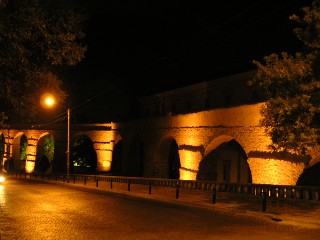 Das Aquädukt S. Sebastiao bei Nacht