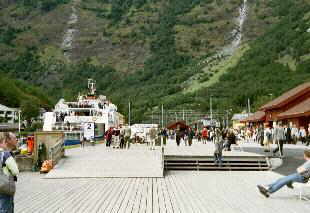 Am Bahnhof in Flam, links die Schiffsanlegestelle