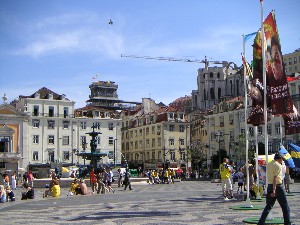 Rossio (im Hintergrund der Elevador de Santa Justa)