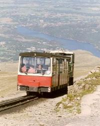 Snowdon Mountain Railway mit Llyn Peris im Hintergrund