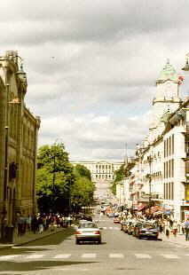 Blick über die Karl Johans Gate zum Schloß