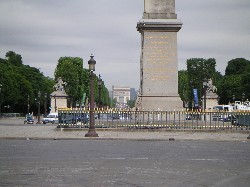 Blick vom Pl. de la Concorde über die Champs Elysees zum Arc de Triomphe