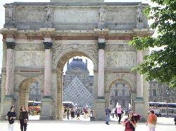 Blick durch den Arc de Triomphe du Carrousel zum Louvre
